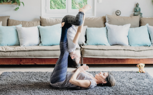 Acroyoga avec mes enfants - position de la chauve souris